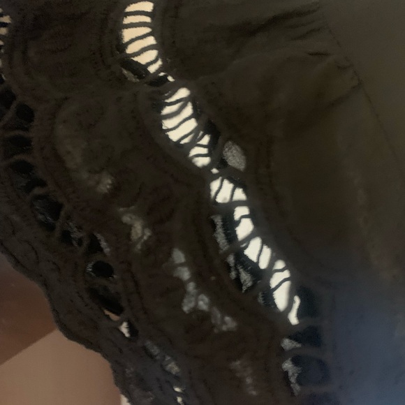 Woman black top - Picture 3 of 4